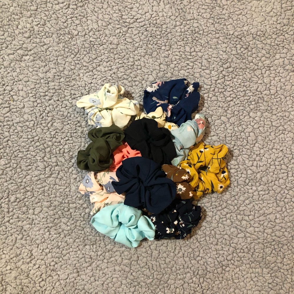 ✨Pack of 13 Scrunchies✨